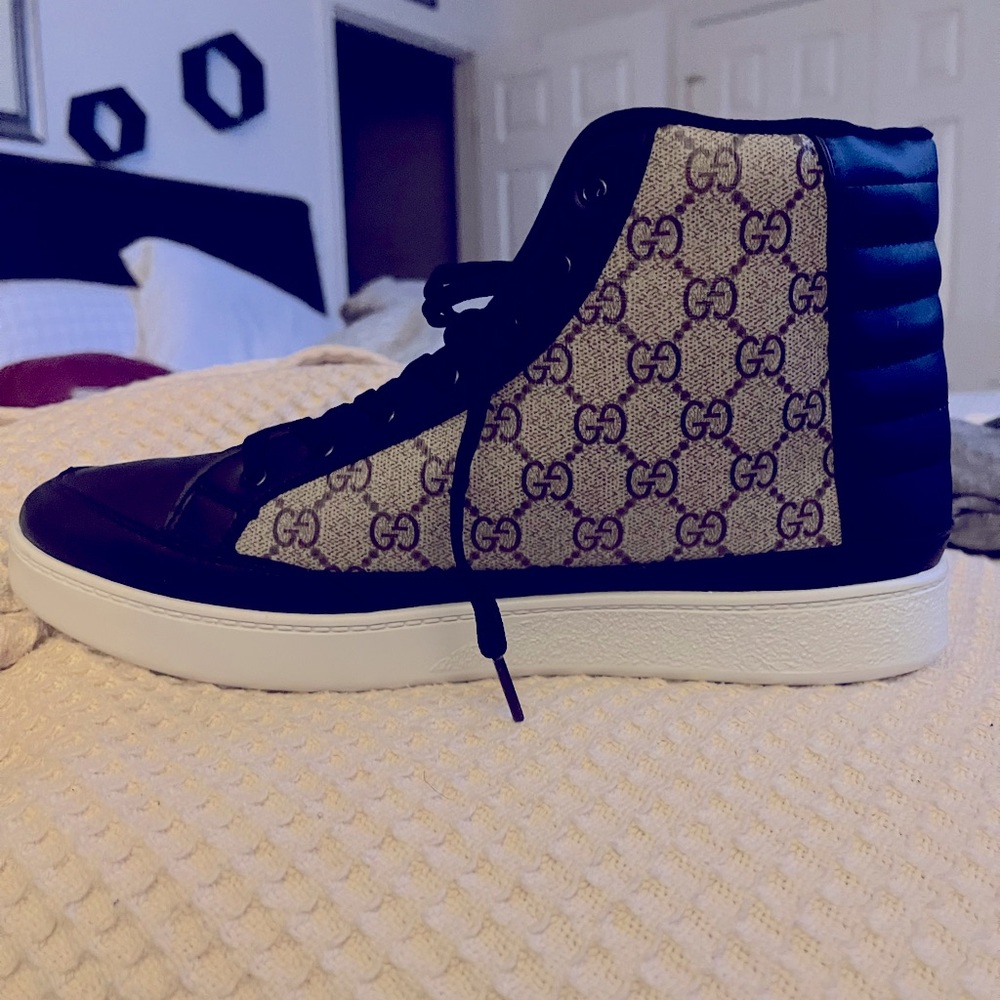 I brought these for my son. They don’t fit. I hate to sell them. I love these.